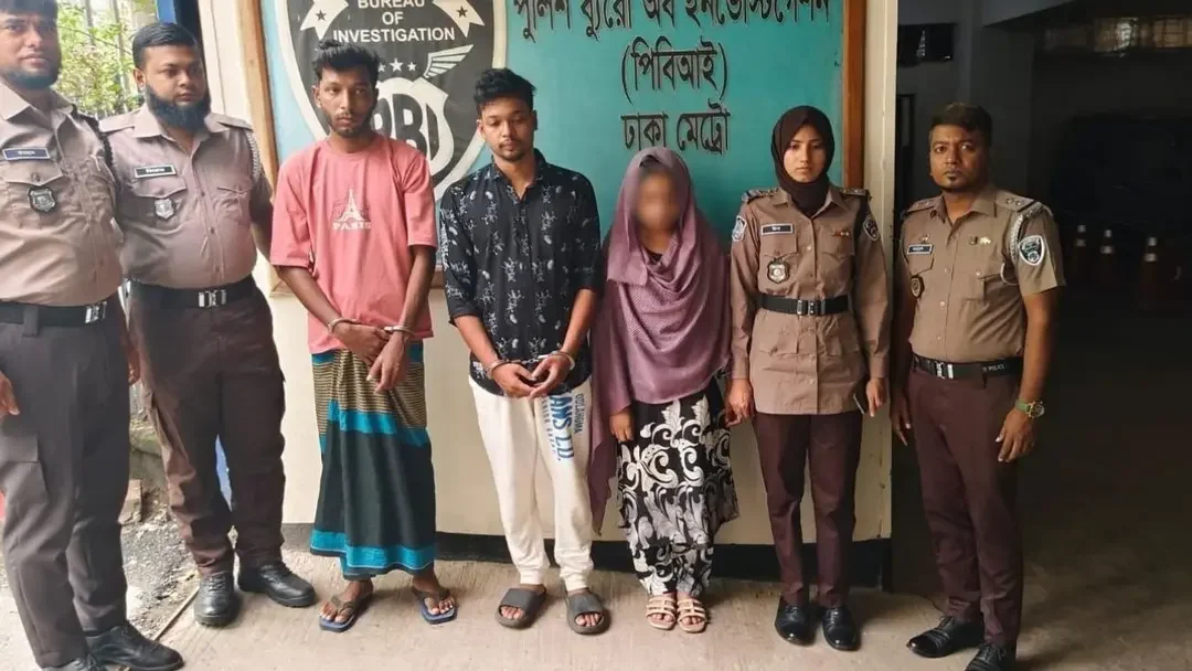 কম্বোডিয়ায় বসে বাংলাদেশিদের টার্গেট করে অনলাইনে বিনিয়োগের নামে প্রতারণা করে কোটি কোটি টাকা হাতিয়ে নেওয়া একটি চক্রের সন্ধান পেয়েছে পুলিশ ব্যুরো অব ইনভেস্টিগেশন (পিবিআই)।