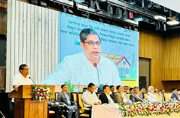 স্থানীয় সরকার প্রতিমন্ত্রী মীর শাহে আলম ইউএনও এবং ডিডি (এলজি)-দের অংশগ্রহণে ‘সৌরবিদ্যুৎ, ডেঙ্গু প্রতিরোধ ও উন্নয়ন কর্মসূচি পর্যালোচনা সভা’য় কথা বলেন। রাজধানীর শেরেবাংলা নগরে সমবায় ভবনে। ৩ অক্টোবরছবি: বাসস
