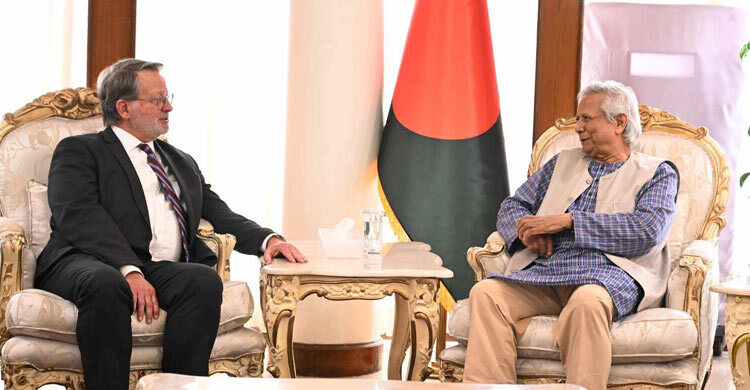 প্রধান উপদেষ্টা ড. মুহাম্মদ ইউনূসের সঙ্গে মার্কিন সিনেটর গ্যারি পিটার্স